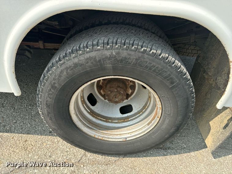 image for item EE7622 2011 Ford F350 Super Duty Crew Cab utility bed pickup truck