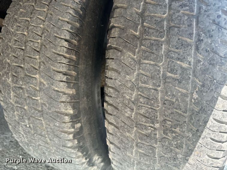 image for item EE7622 2011 Ford F350 Super Duty Crew Cab utility bed pickup truck