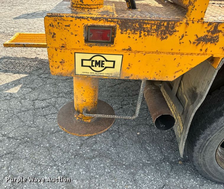 image for item EE7625 1999 Ford F550 drilling rig truck