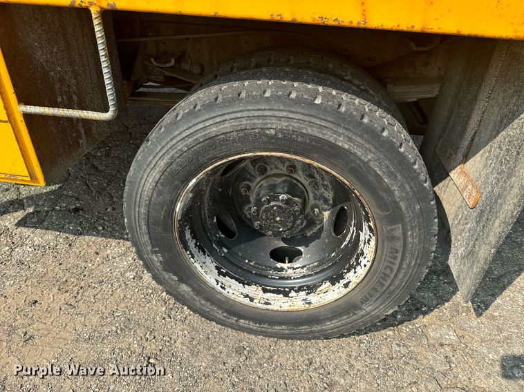 image for item EE7625 1999 Ford F550 drilling rig truck