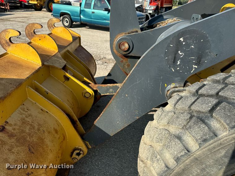 image for item EE7626 2005 John Deere 444J wheel loader
