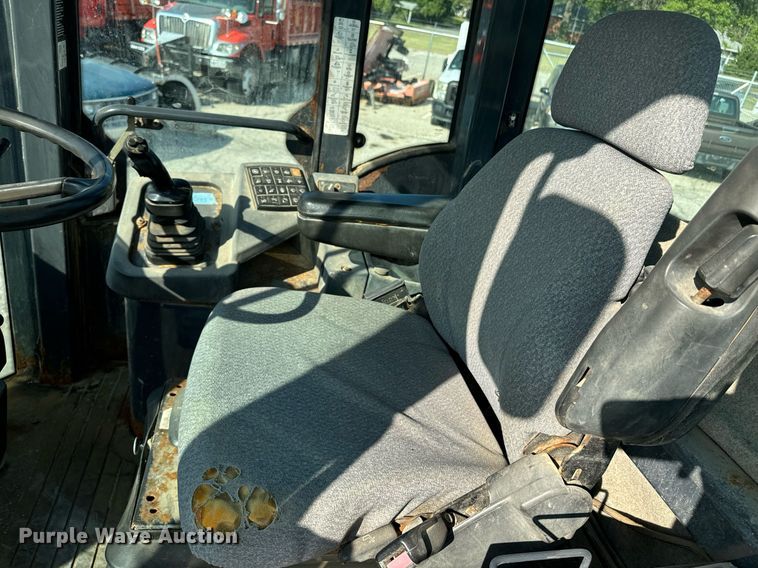 image for item EE7626 2005 John Deere 444J wheel loader