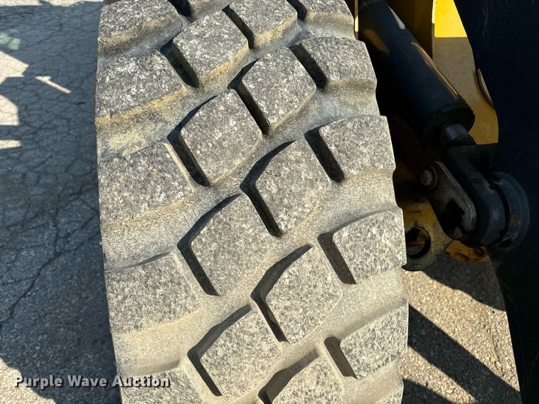 image for item EE7626 2005 John Deere 444J wheel loader