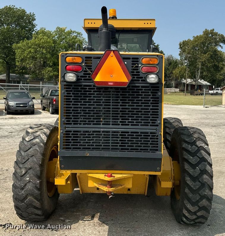 image for item EE7628 2004 John Deere 670CH motor grader