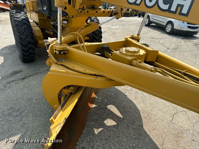 image for item EE7628 2004 John Deere 670CH motor grader