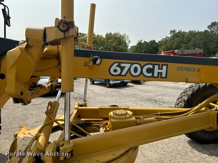 image for item EE7628 2004 John Deere 670CH motor grader