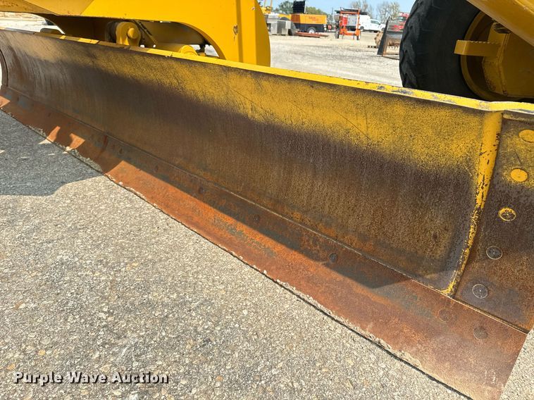 image for item EE7628 2004 John Deere 670CH motor grader