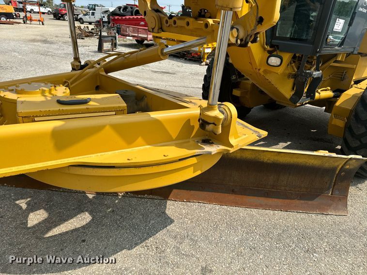 image for item EE7628 2004 John Deere 670CH motor grader