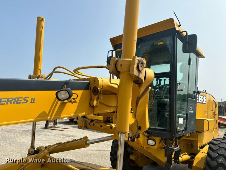 image for item EE7628 2004 John Deere 670CH motor grader