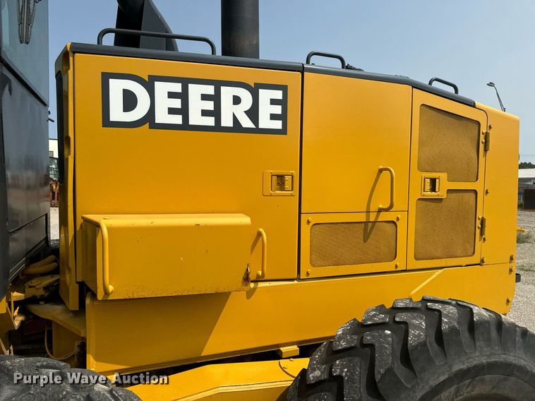 image for item EE7628 2004 John Deere 670CH motor grader