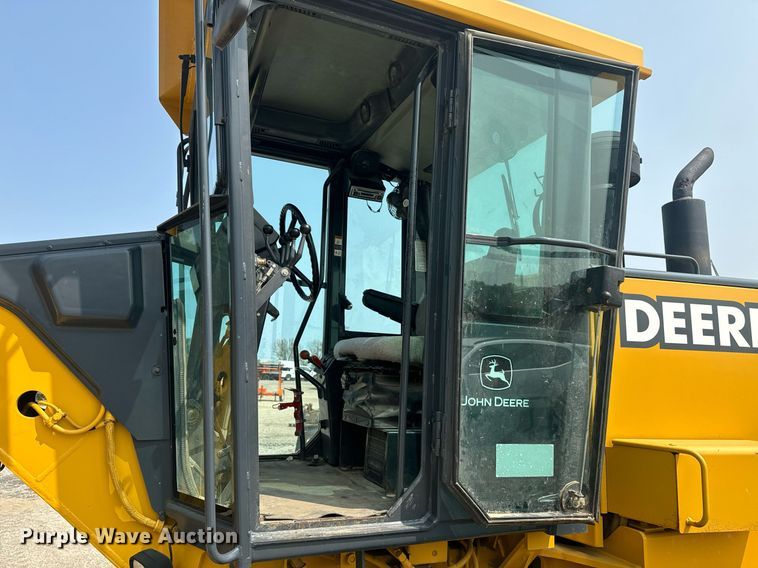 image for item EE7628 2004 John Deere 670CH motor grader