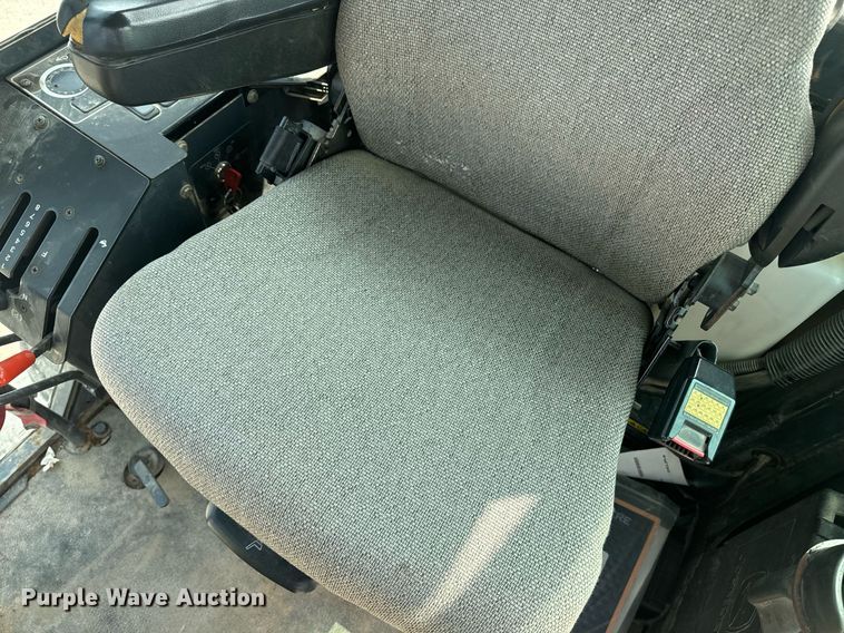 image for item EE7628 2004 John Deere 670CH motor grader