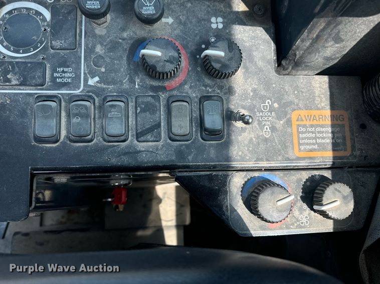 image for item EE7628 2004 John Deere 670CH motor grader