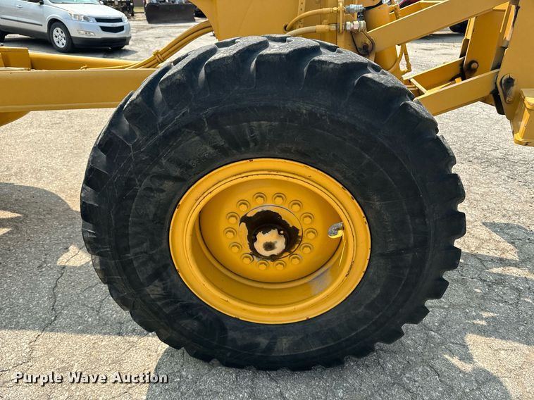 image for item EE7628 2004 John Deere 670CH motor grader