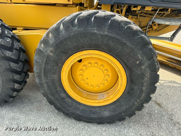 image for item EE7628 2004 John Deere 670CH motor grader