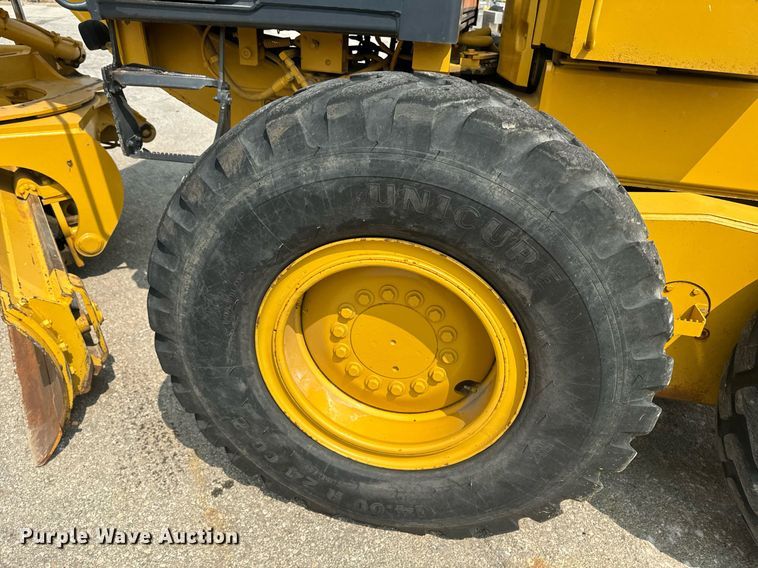 image for item EE7628 2004 John Deere 670CH motor grader