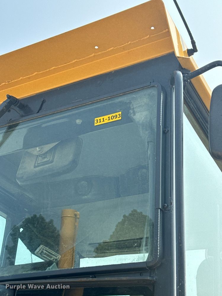 image for item EE7628 2004 John Deere 670CH motor grader