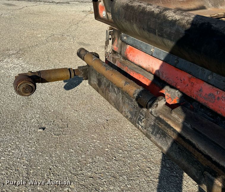 image for item EE7630 2000 LeeBoy 8500T paver