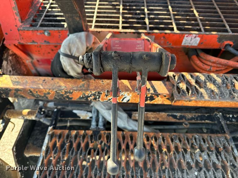 image for item EE7630 2000 LeeBoy 8500T paver