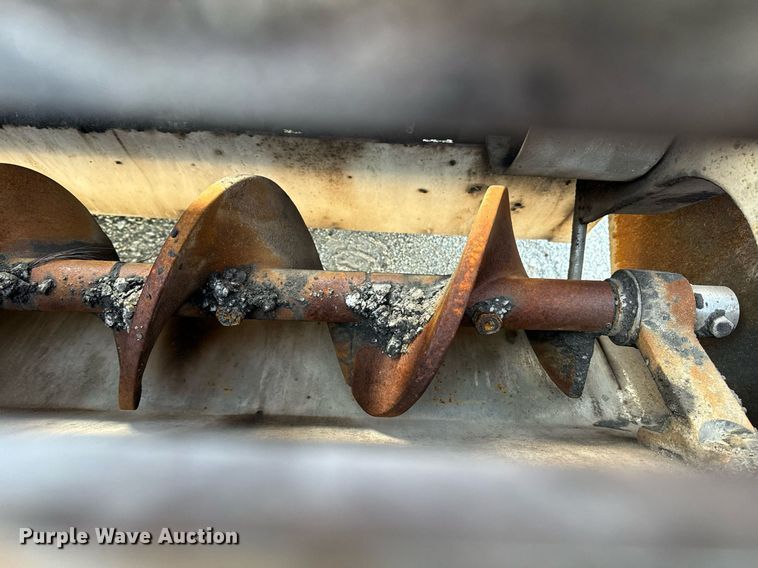 image for item EE7630 2000 LeeBoy 8500T paver