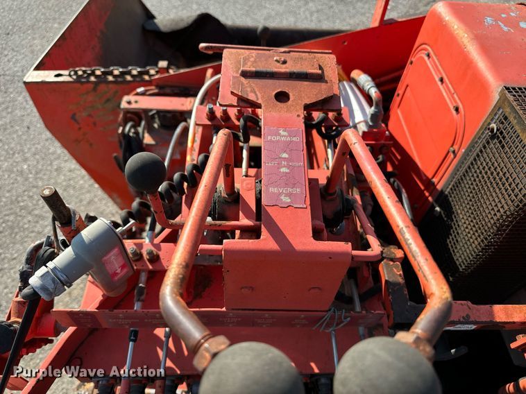 image for item EE7630 2000 LeeBoy 8500T paver