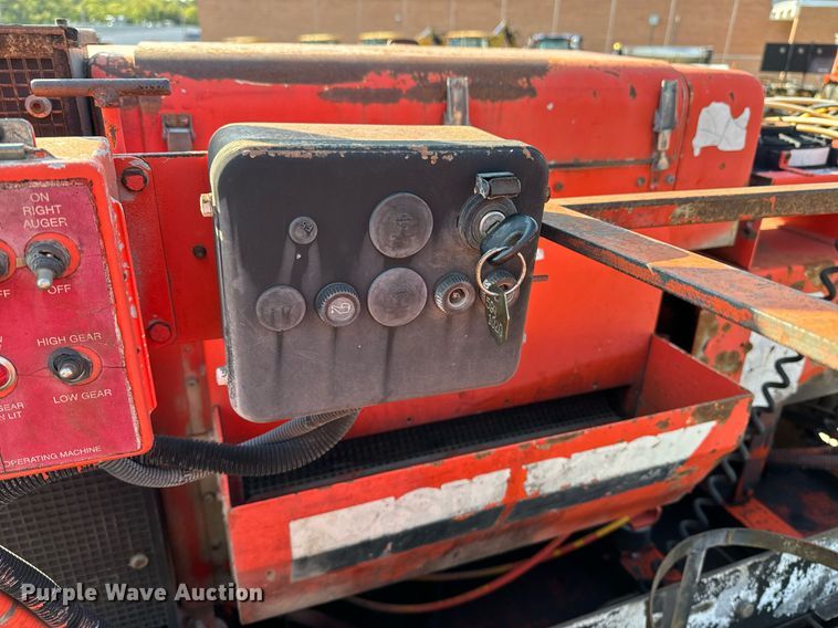 image for item EE7630 2000 LeeBoy 8500T paver