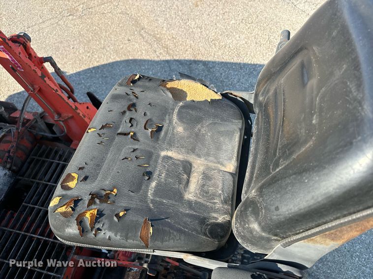 image for item EE7630 2000 LeeBoy 8500T paver