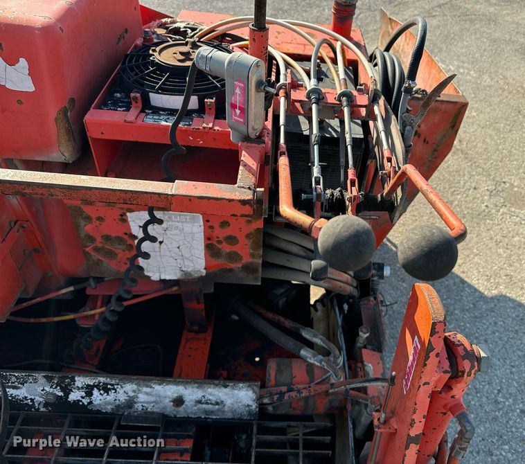 image for item EE7630 2000 LeeBoy 8500T paver