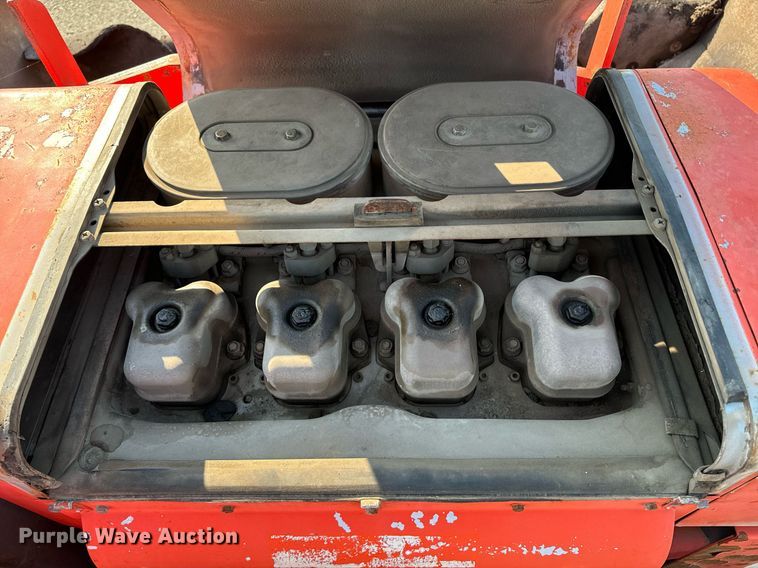 image for item EE7630 2000 LeeBoy 8500T paver