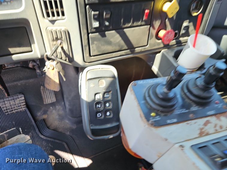 image for item EI8325 2005 International 7400 dump truck