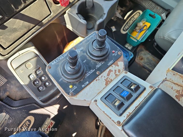 image for item EI8325 2005 International 7400 dump truck