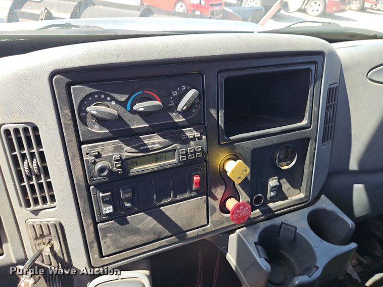 image for item EI8325 2005 International 7400 dump truck