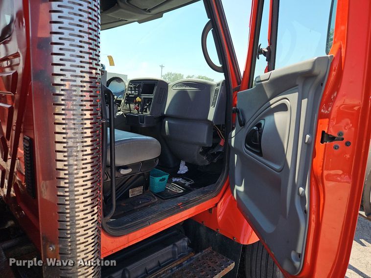 image for item EI8325 2005 International 7400 dump truck