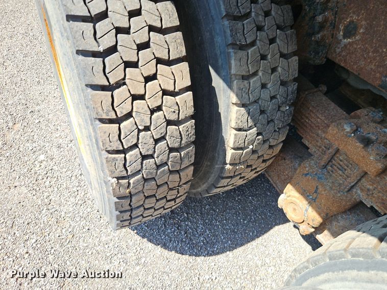 image for item EI8325 2005 International 7400 dump truck