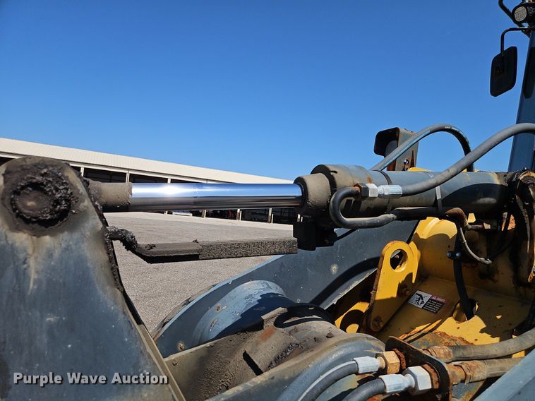 image for item EI8344 2004 John Deere 444J wheel loader