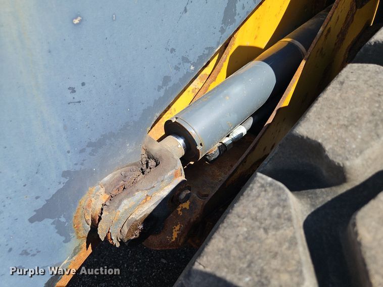 image for item EI8344 2004 John Deere 444J wheel loader