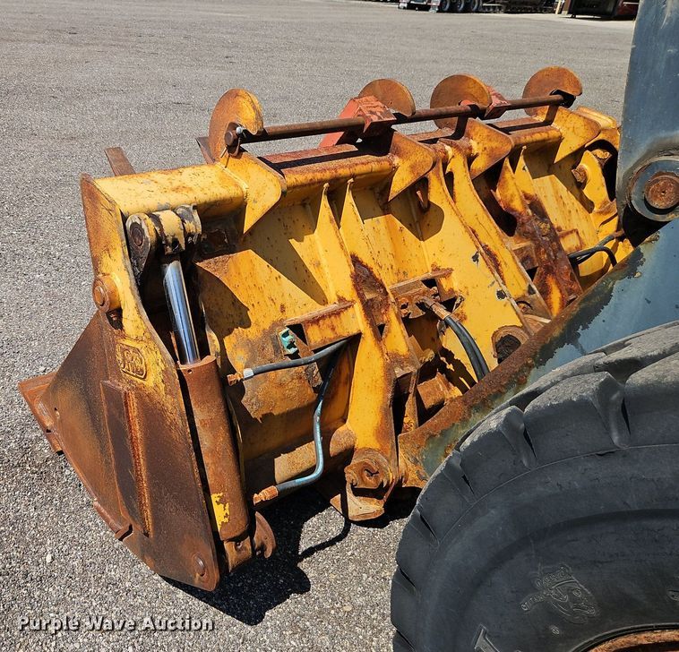 image for item EI8344 2004 John Deere 444J wheel loader