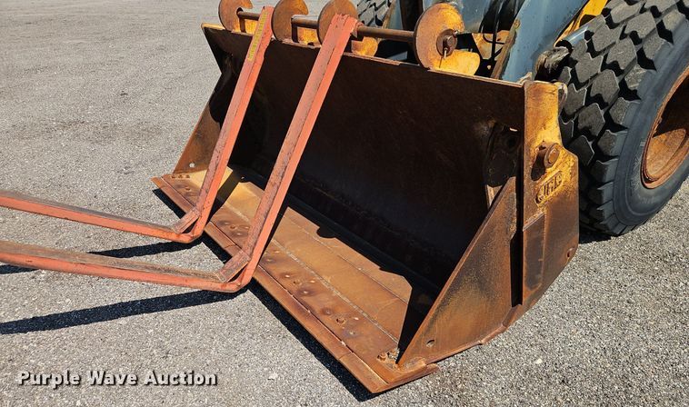 image for item EI8344 2004 John Deere 444J wheel loader