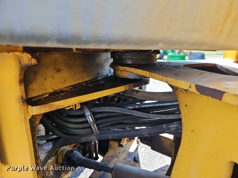 image for item EI8344 2004 John Deere 444J wheel loader