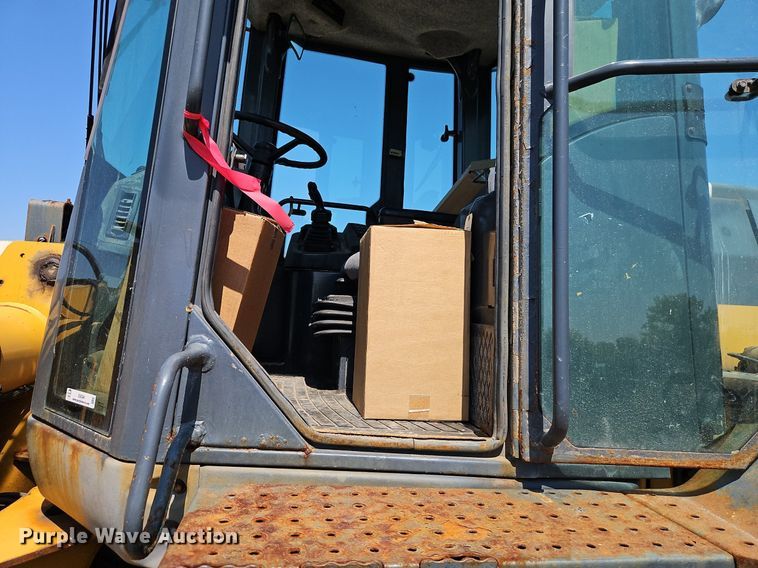 image for item EI8344 2004 John Deere 444J wheel loader