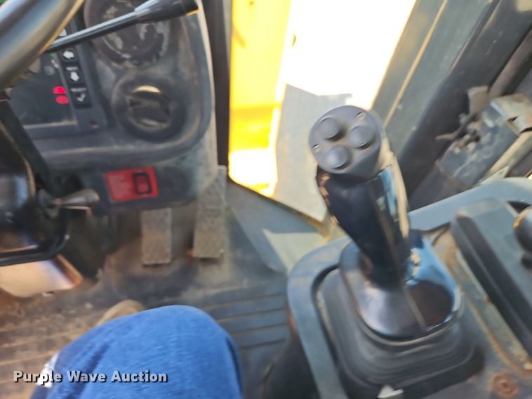 image for item EI8344 2004 John Deere 444J wheel loader