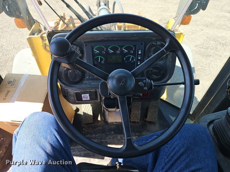 image for item EI8344 2004 John Deere 444J wheel loader