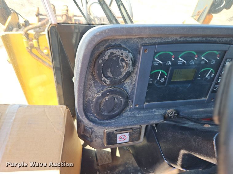 image for item EI8344 2004 John Deere 444J wheel loader