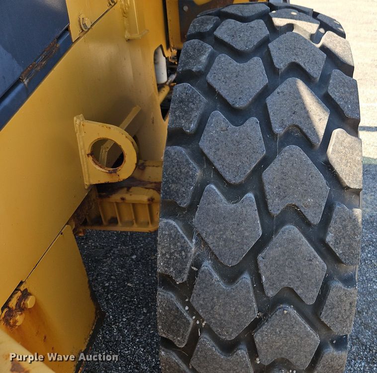 image for item EI8344 2004 John Deere 444J wheel loader