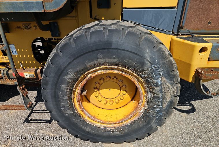 image for item EI8344 2004 John Deere 444J wheel loader
