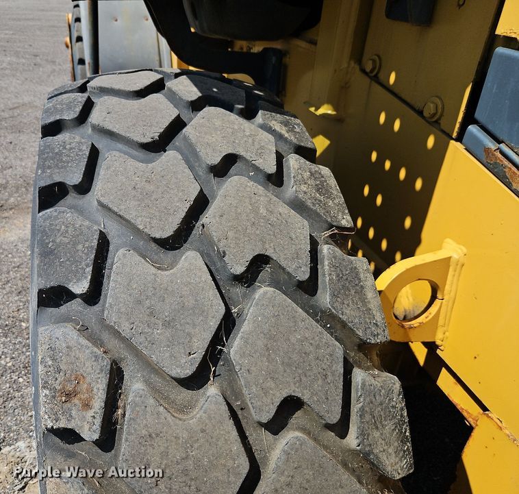 image for item EI8344 2004 John Deere 444J wheel loader