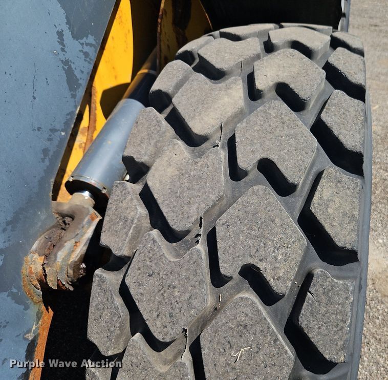 image for item EI8344 2004 John Deere 444J wheel loader