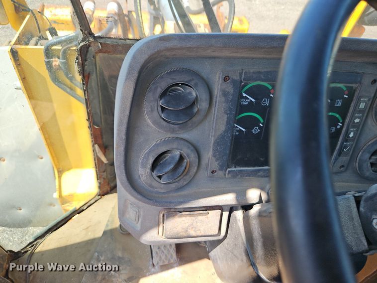 image for item EI8347 2006 John Deere 444J wheel loader