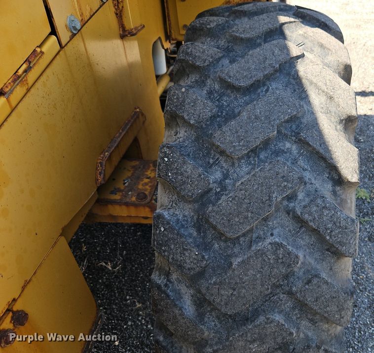 image for item EI8347 2006 John Deere 444J wheel loader