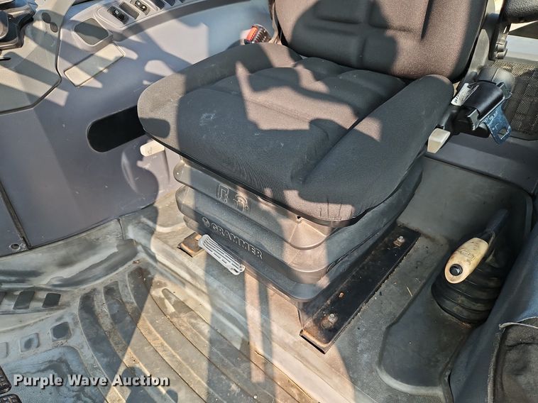 image for item EI8352 2006 New Holland TS110A tractor